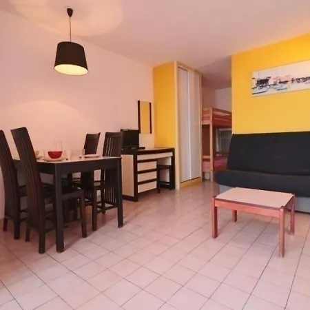 - 4 Pers, 26 M2, 1/0 *